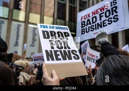 New York, États-Unis. Mar 13, 2019. Le 13 mars 2019, des dizaines de manifestants ont convergé à Fox News' Siège, comme la société a tenu une réunion "d'urgence" afin de continuer à la cour marques nerveux de la publicité sur le réseau. La manifestation, intitulée "Drop Fox" a été organisé à la suite d'une série d'histoires négatives à propos de Fox News, y compris les bandes audio d'ancien hôte Fox Tucker Carlson, misogyne, raciste et sectaire des déclarations. Crédit : Michael Nigro/Pacific Press/Alamy Live News Banque D'Images