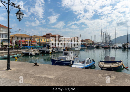 Voiliers amarrés dans le petit port de plaisance de Kos Town, Lefkada, Grèce Banque D'Images