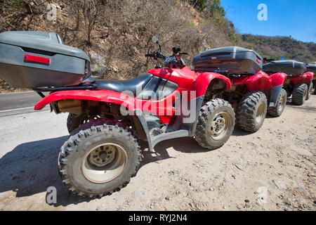 Off-road ATV Tours et aventures dans Puerto Vallarta qui offrent une vue pittoresque sur l'océan et de magnifiques paysages nature Banque D'Images