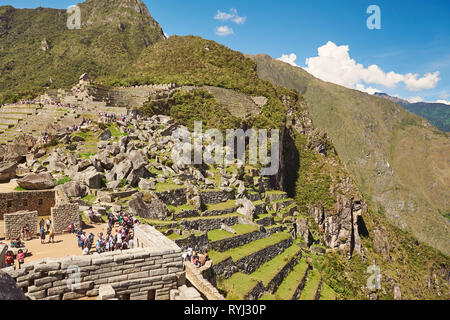 Machu Picchu, Pérou - 22 Avril 2017 : marche touristique sur ruines de Machu picchu sur journée ensoleillée Banque D'Images