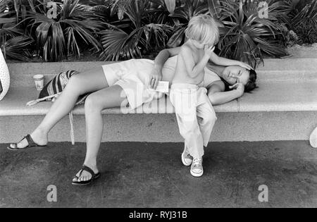 Mère et jeune enfant épuisés et fatigués reposant sur un banc Los Angeles Californie USA 1969 1960s US USA HOMER SYKES Banque D'Images