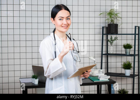 Portrait de femme médecin en utilisant sa tablette numérique dans l'office Banque D'Images