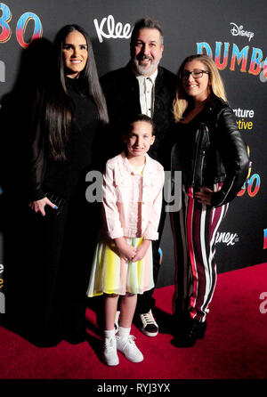 HOLLYWOOD, CA - le 11 mars : Izabel Araujo, Kloey Alexandra Fatone Joey Fatone, Singer et Briahna Joely Fatone et assister à Disney's 'Dumbo' Premiere le 11 mars 2019 à El Capitan Theatre à Hollywood, Californie. Photo de Barry King/Alamy Stock Photo Banque D'Images