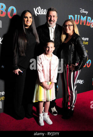 HOLLYWOOD, CA - le 11 mars : Izabel Araujo, Kloey Alexandra Fatone Joey Fatone, Singer et Briahna Joely Fatone et assister à Disney's 'Dumbo' Premiere le 11 mars 2019 à El Capitan Theatre à Hollywood, Californie. Photo de Barry King/Alamy Stock Photo Banque D'Images