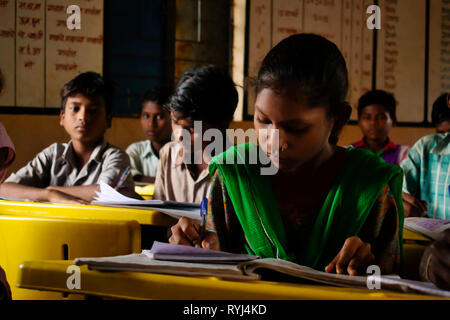 AMRAVATI, Maharashtra, Inde, août 2018, fille écrit à son bureau à l'école primaire à Ghuti, Village Dharni Taluka Banque D'Images