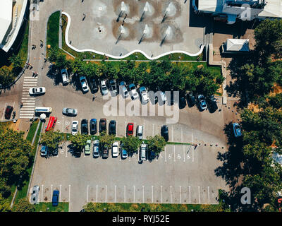 Photographie aérienne de la ville moderne de stationnement ci-dessus. Banque D'Images