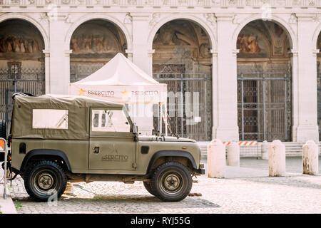 Rome, Italie - 21 octobre 2018 : camion véhicule militaire stationné près de Post Banque D'Images