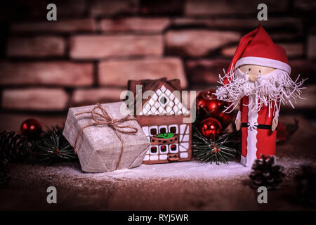 Cadeau de Noël sur l'arrière-plan d'une maison en pain d'épices Banque D'Images