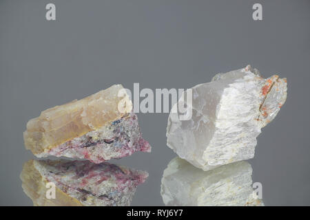 Les cristaux de deux principaux minerais de lithium. Le spodumène gauche, droite pétalite. À partir de l'échantillon au lithium Haapaluoma quarry en Finlande. Banque D'Images