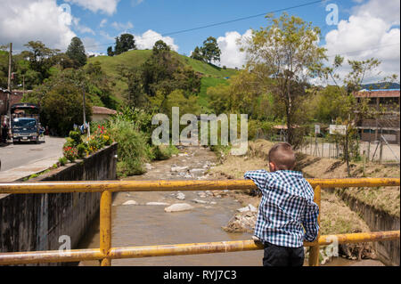 Donmatias, Antioquia, Colombie : scène de rue. Banque D'Images