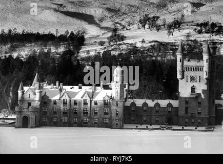 Géographie / voyages, Grande-Bretagne, châteaux, le château de Balmoral, Abedeeshire, Scotland, Scottish résidence des rois et reines de Grande-Bretagne, vue extérieure, hiver, 1949, Additional-Rights Clearance-Info-Not-Available- Banque D'Images