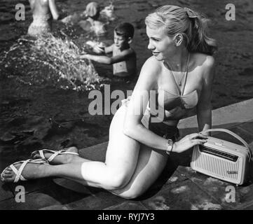 Diffusion, radio, postes de radio, Telefunken Bajazzo 3091, une jeune femme avec la radio dans le Lido, l'Allemagne, 1960, Additional-Rights Clearance-Info-Not-Available- Banque D'Images