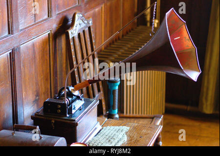 Un vieux phonographe (précurseur du gramophone) sur une table jouant des sons enregistrés. Banque D'Images