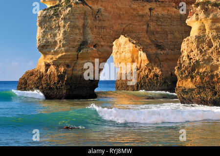 La pierre calcaire avec arch et vagues douces de l'eau à turquiose journée ensoleillée Banque D'Images