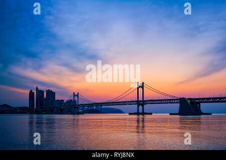 Pont Gwangan sur le lever du soleil. Busan, Corée du Sud Banque D'Images