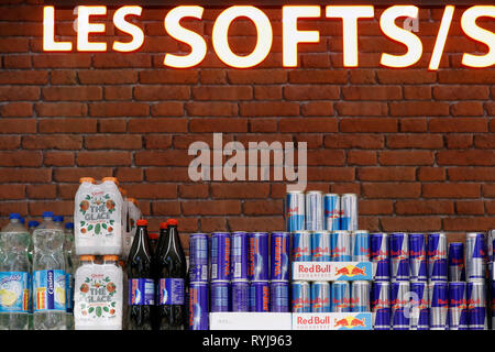 Cale en ligne au supermarché.Les boissons gazeuses. Red Bull. La France. Banque D'Images