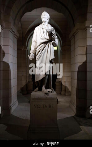 Le Panthéon est le lieu de sépulture pour de nombreux Français. La crypte. Voltaire. Paris. La France. Banque D'Images