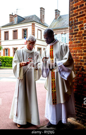 Prise de masse dans la Ferriere sur Risle église catholique, Eure, France. Les prêtres jusqu'à la célébration. Banque D'Images