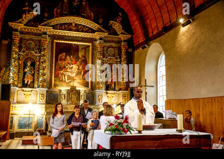 Prise de masse dans la Ferriere sur Risle église catholique, Eure, France. Banque D'Images