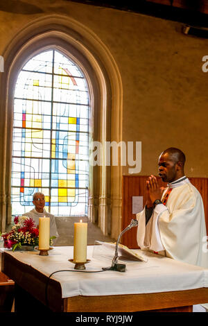 Prise de masse dans la Ferriere sur Risle église catholique, Eure, France. Banque D'Images
