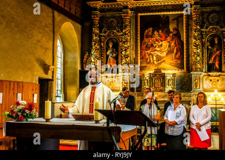 Prise de masse dans la Ferriere sur Risle église catholique, Eure, France. Banque D'Images