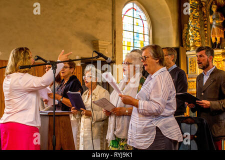 Prise de masse dans la Ferriere sur Risle église catholique, Eure, France. Banque D'Images