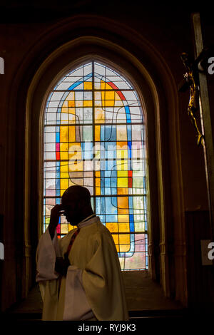 Prise de masse dans la Ferriere sur Risle église catholique, Eure, France. Banque D'Images