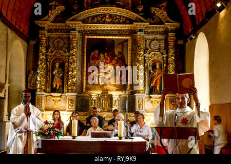 Prise de masse dans la Ferriere sur Risle église catholique, Eure, France. Banque D'Images
