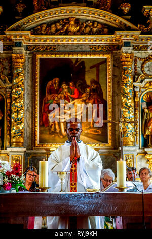 Prise de masse dans la Ferriere sur Risle église catholique, Eure, France. Banque D'Images