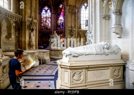 Jeune garçon de 12 ans visite de la chapelle royale de Dreux, France. Banque D'Images