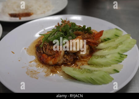 Les crevettes à l'ail poivre ou Kra Tod Goong thaïlandais Phrik Thiam Banque D'Images