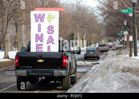 Vente vin Mobile signe sur une camionnette sur Summit Avenue à St Paul, Minnesota. Banque D'Images
