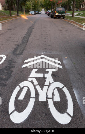 Un marquage au sol ou partagée pour un marquage sharrow itinéraire cyclable sur Jefferson Avenue à St Paul, Minnesota. Aux États-Unis, la grande forme de la flèche combi Banque D'Images