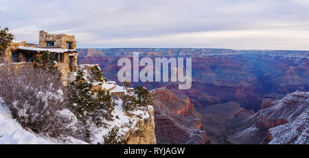 Lookout Studio et le Grand Canyon matin panorama. Bright Angel Canyon, qui s'étend sur une ligne de faille, est à droite. Banque D'Images