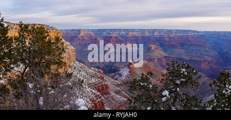 Matin panorama du Grand Canyon. Le Cuirassé est au centre avec pyramide de Khéops, Isis Temple et temple de Shiva de droite à gauche au-delà. Banque D'Images