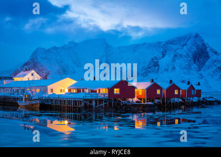 Les îles Lofoten sont un archipel et un quartier traditionnel dans le comté de Nordland, en Norvège. Banque D'Images