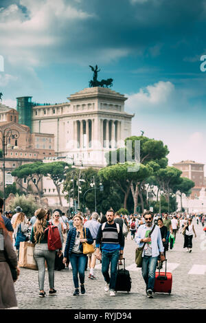 Rome, Italie - 21 octobre 2018 : les touristes transportant des valises près de l'autel de la patrie sur la Piazza Venezia. Banque D'Images