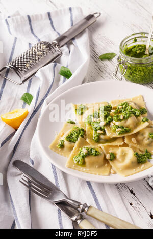 Raviolis épinards italiennes au pesto, parmesan et noix de cèdre. Banque D'Images