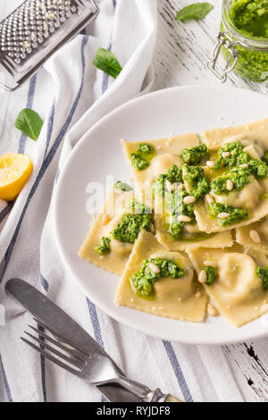 Raviolis épinards italiennes au pesto, parmesan et noix de cèdre. Banque D'Images