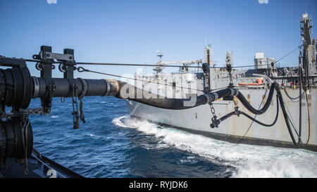 190222-M-QS181-0061 de l'OCÉAN PACIFIQUE (fév. 22, 2019) La classe de Lewis et Clark dry cargo ship USNS Carl Brashear (T-AKE-7) (droite) fournit la classe San Antonio-dock transport amphibie USS John P. Murtha (LPD 26) avec du carburant au cours des opérations de routine dans le cadre du boxeur groupe amphibie dans l'océan Pacifique. (U.S. Marine Corps photo par Lance Cpl. Jason Monty) Banque D'Images