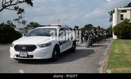 Une 18e Escadron des Forces de sécurité cruiser prend point en formation avant d'un groupe au cours d'une suspension à l'échelle de la base annuelle de la sécurité moto jour 7 Mars, 2019, sur Kadena Air Base, au Japon. La journée de sécurité faisait partie d'une obligation annuelle pour s'assurer que les cavaliers militaires restez à jour sur les règlements du ministère de la défense locale et le droit japonais, et a donné de nouveaux cavaliers l'occasion de rencontrer de nouveaux mentors et des entraîneurs. (U.S. Photo de l'Armée de l'air par le sergent. Peter Reft) Banque D'Images