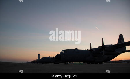 Une flotte de C-130H Hercules sont préparées pour les opérations aériennes quotidiennes sur la piste 9 Mars, 2019, à la 179e Airlift Wing, Mansfield, Ohio. La 179e Escadre de transport aérien est toujours pour mission d'être le premier choix pour répondre à la communauté, de l'État fédéral et les missions d'une équipe de confiance d'aviateurs hautement qualifiés. (U.S. Photo de la Garde nationale aérienne Aviateur Senior Megan Shepherd) Banque D'Images