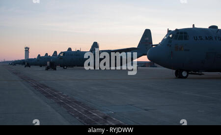 Une flotte de C-130H Hercules sont préparées pour les opérations aériennes quotidiennes sur la piste 9 Mars, 2019, à la 179e Airlift Wing, Mansfield, Ohio. La 179e Escadre de transport aérien est toujours pour mission d'être le premier choix pour répondre à la communauté, de l'État fédéral et les missions d'une équipe de confiance d'aviateurs hautement qualifiés. (U.S. Photo de la Garde nationale aérienne Aviateur Senior Megan Shepherd) Banque D'Images