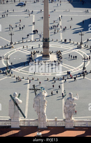 Vue aérienne de Saint Peters Square et obélisque égyptien, prises à partir de la coupole de la Basilique Saint-Pierre, Vatican Rome Italie Banque D'Images