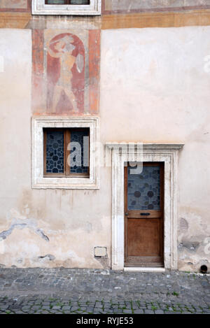 Petite maison mitoyenne en façade et Porte d'entrée dans Cour intérieure du mausolée d'Hadrien (123-139MA) ou Castel Sant'Angelo Rome Italie Banque D'Images