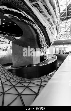 Architecture futuriste intérieur avec des courbes gracieuses au musée MOCAPE monochrome à Shenzhen, Chine Banque D'Images