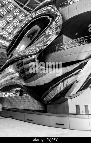 Architecture futuriste intérieur avec des courbes gracieuses au musée MOCAPE monochrome à Shenzhen, Chine Banque D'Images