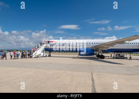 PREVEZA, GRÈCE - 10 juin 2018 : Les passagers d'un avion de British Airways sur le tarmac de l'aéroport de Preveza en Grèce Banque D'Images