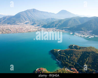 Drone Vue aérienne de la mer Méditerranée, les montagnes derrière la ville côtière de Fethiye, Turquie Banque D'Images