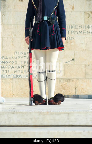 Costume traditionnel et carabine de jambes d'evzone garde présidentielle devant le Parlement et la tombe de soldats inconnus à Athènes, Grèce. Ver Banque D'Images